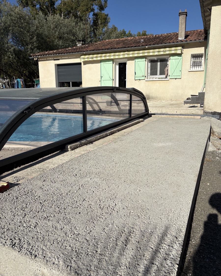 Cour gravillonnée aménagée autour d’une piscine